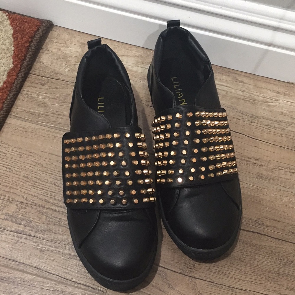 Stud shoes